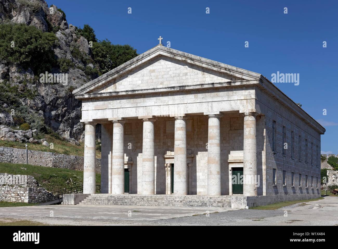 Chiesa di San Giorgio sulla vecchia fortezza veneziana, sotto forma di un tempio dorico, città di Corfu, isole Ionie, Grecia Foto Stock