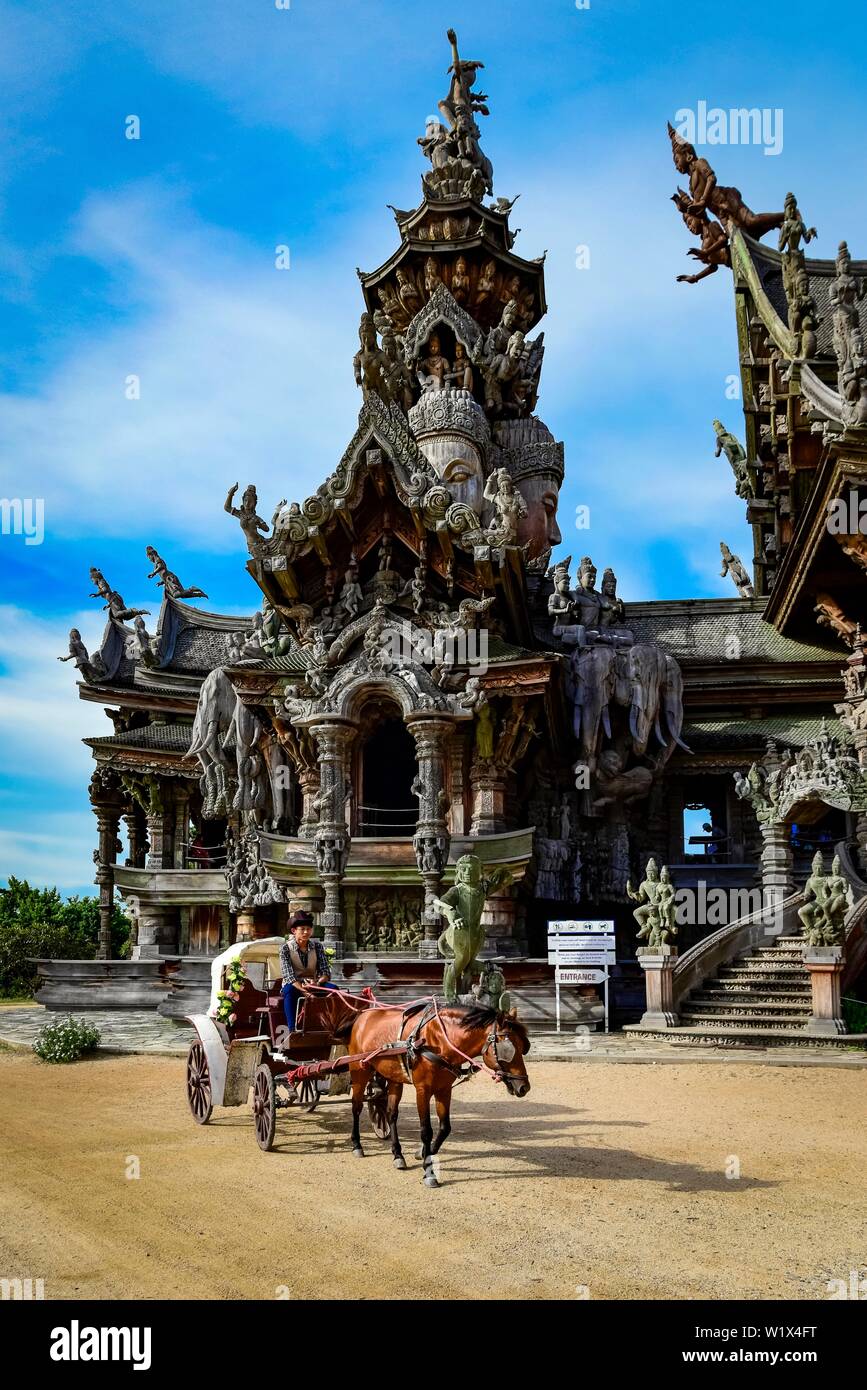 Carrozza a cavallo al Santuario della Verità tempio, Pattaya, Thailandia, Asia Foto Stock