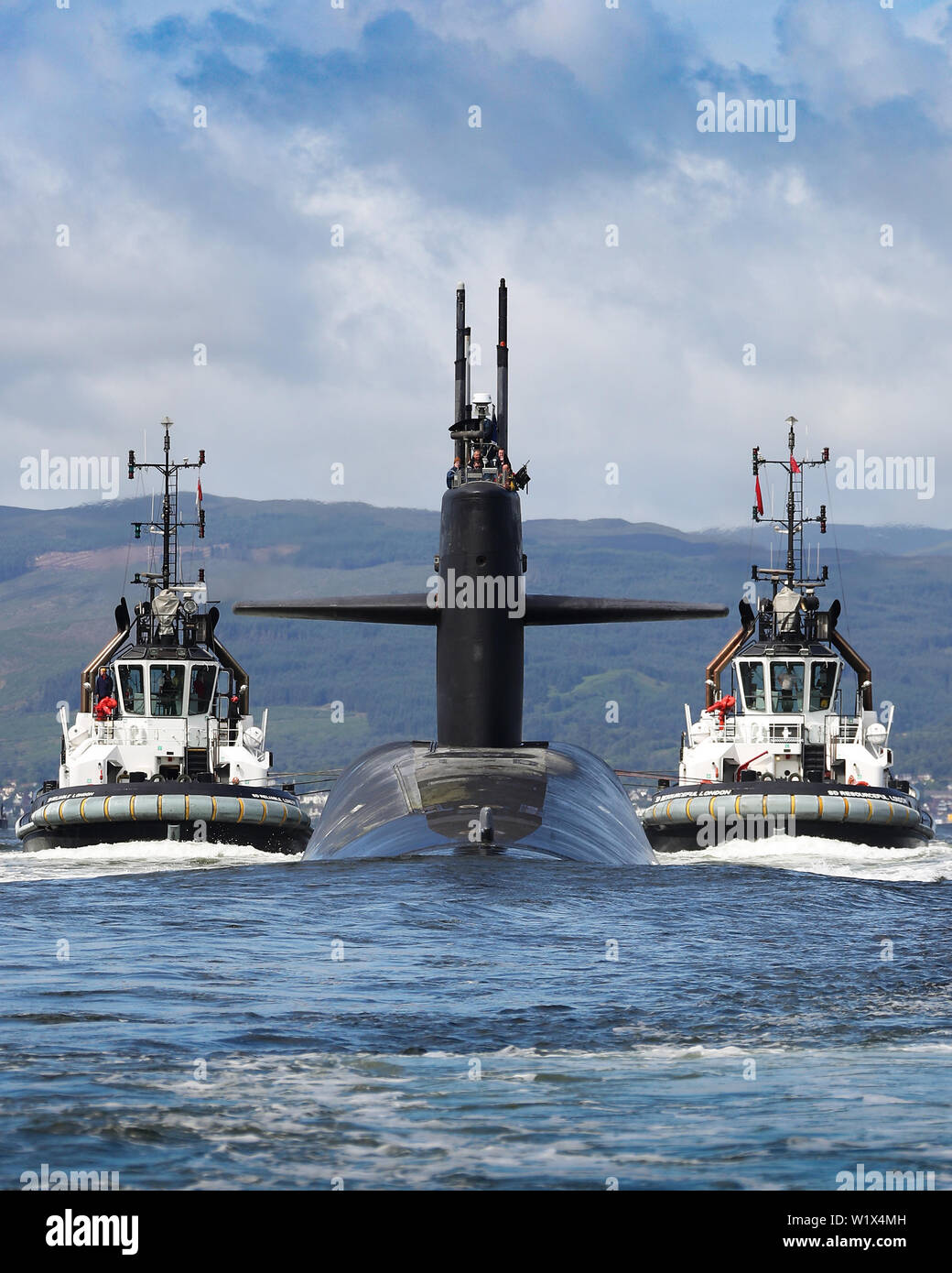 Di sua maestà la base navale di Clyde, Scozia (2 luglio 2018) La Ohio-class missile balistico sommergibile USS Alaska (SSBN 732) arriva a Sua Maestà la Base Navale di Clyde, Scozia, per una porta programmata visita Luglio 2, 2019. La porta visita rafforza la cooperazione tra gli Stati Uniti e il Regno Unito, e dimostra la capacità degli Stati Uniti, la flessibilità e il continuo impegno per gli alleati della NATO. (Foto di LPhot Stevie Burke) Foto Stock