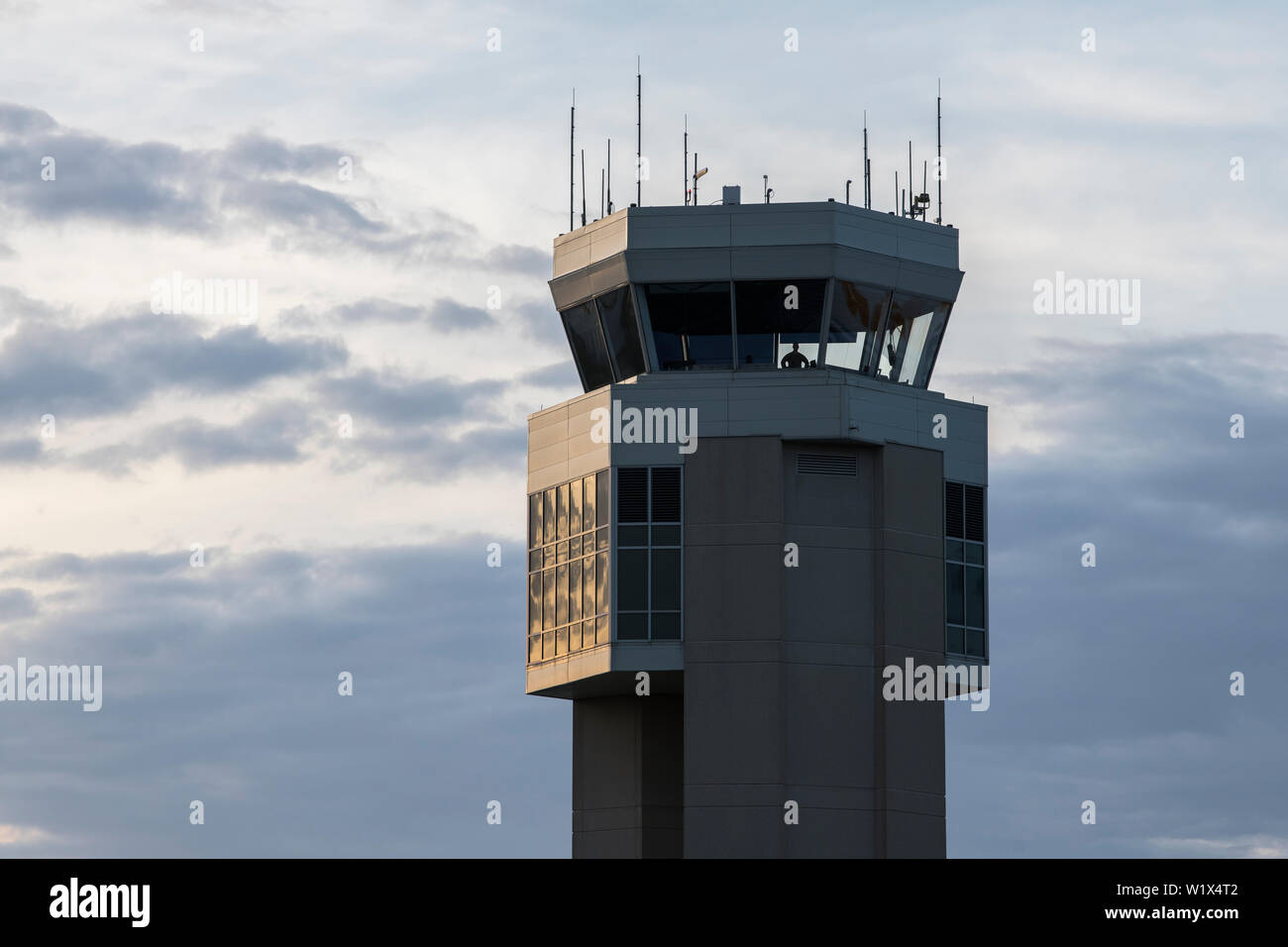 Il sole lentamente set, il suo bagliore riflesso il Dover Air Force Base di controllo del traffico aereo torre Maggio 9, 2019, Del. controllori del traffico aereo sono posizionati nella torre di assicurare ad ogni aeromobile e il veicolo sul campo d'aviazione è preso cura di, nonché ogni aeromobile in volo entro un raggio di 10 a 15 miglia. (U.S. Air Force foto di Senior Airman Christopher quaglie) Foto Stock