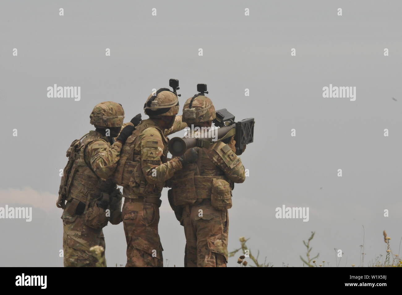 Un soldato con 5° Battaglione, quarta la difesa aerea Reggimento di Artiglieria spara un missile stinger sistema in un live-fire a corto raggio gamma missile vicino a Shabla, Bulgaria, Jun. 11, 2019 durante l'esercizio Shabla 19. SHABLA 19 è un accordo bilaterale, comune di difesa aerea a fuoco vivo esercizio ospitato dal bulgaro forze armate in Shabla, Bulgaria, da giugno 10-14, 2019. SHABLA 19 è progettato per migliorare la disponibilità e l'interoperabilità tra il bulgaro Air Force, la marina e le Forze terrestri e il decimo esercito aria e la difesa missilistica comando, U.S. Esercito europeo. Foto Stock