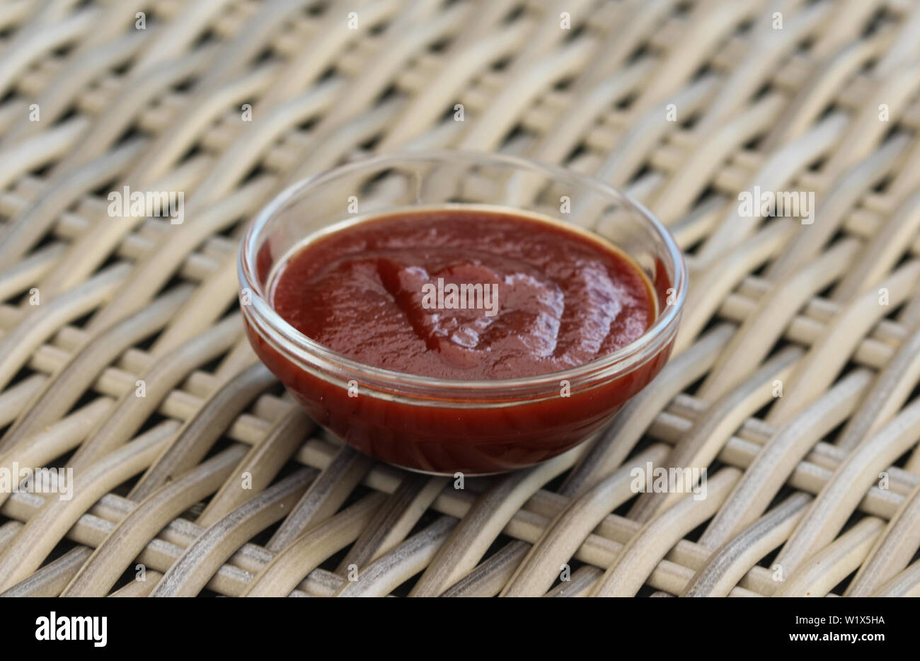 Close up rosso affumicato bbq sauce nel contenitore in vetro Foto Stock