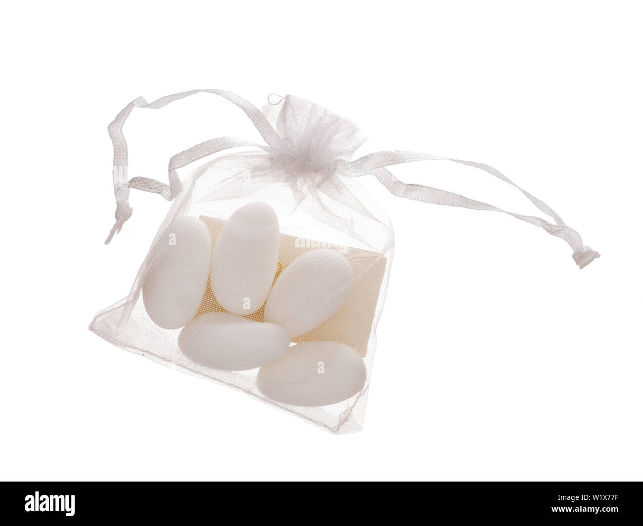 Bomboniere contenuti, 5 confetti in borsa con nota, tradizionalmente dato come bomboniera, regalo in Italia e chiamato coriandoli. Isolato su bianco. Foto Stock