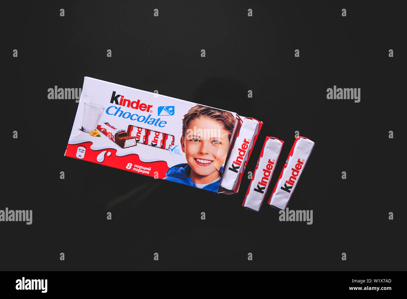 Kinder barrette di cioccolato su sfondo nero. Foto Stock