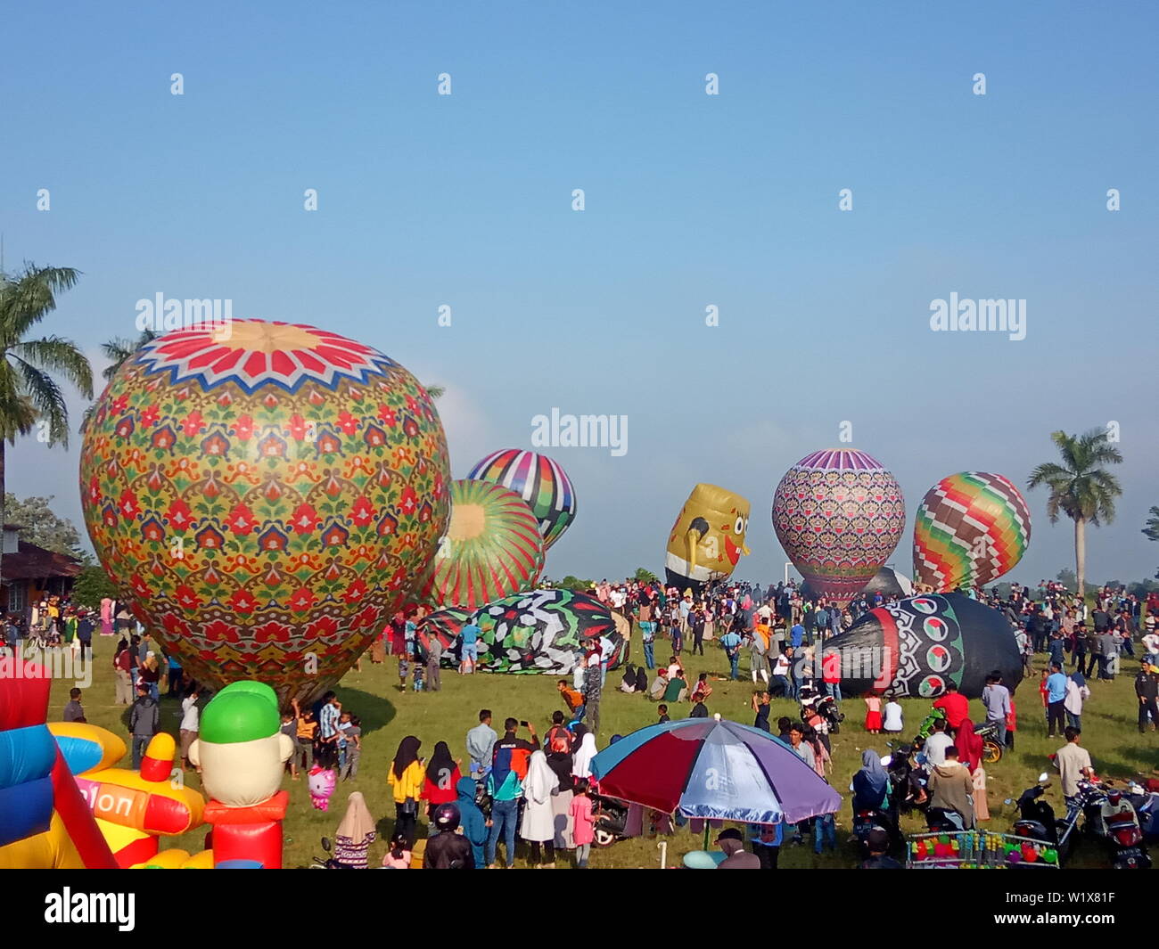 L'entusiasmo dei tradizionali grandi voli in mongolfiera, ogni anno nel giorno di Eid al-Fitr, dopo il mese di digiuno dal popolo di Wonosobo, Indonesia Foto Stock