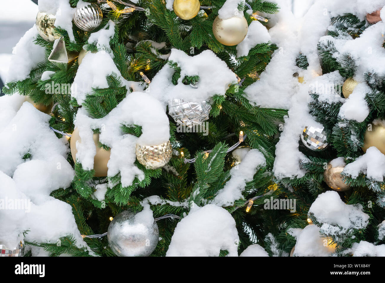 Albero di natale con decorazioni a neve. Close-up Foto Stock
