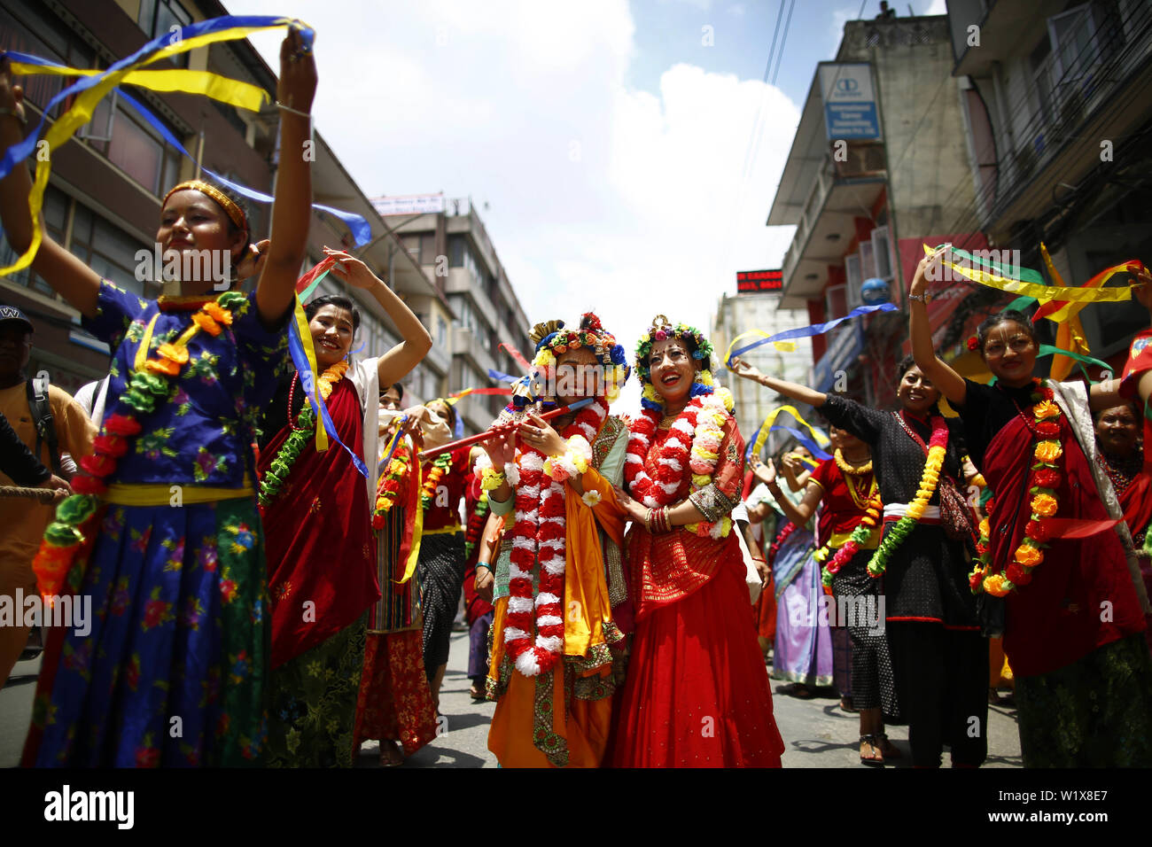 Kathmandu, Nepal. 4 Luglio, 2019. Donne abbigliate come Krishna e Radha prendere parte a Jagannath Rath Yatra chariot festival organizzato dalla ISKCON (Società Internazionale per la Coscienza di Krishna) a Kathmandu, Nepal, giovedì 04 luglio, 2019. Credito: Skanda Gautam/ZUMA filo/Alamy Live News Foto Stock