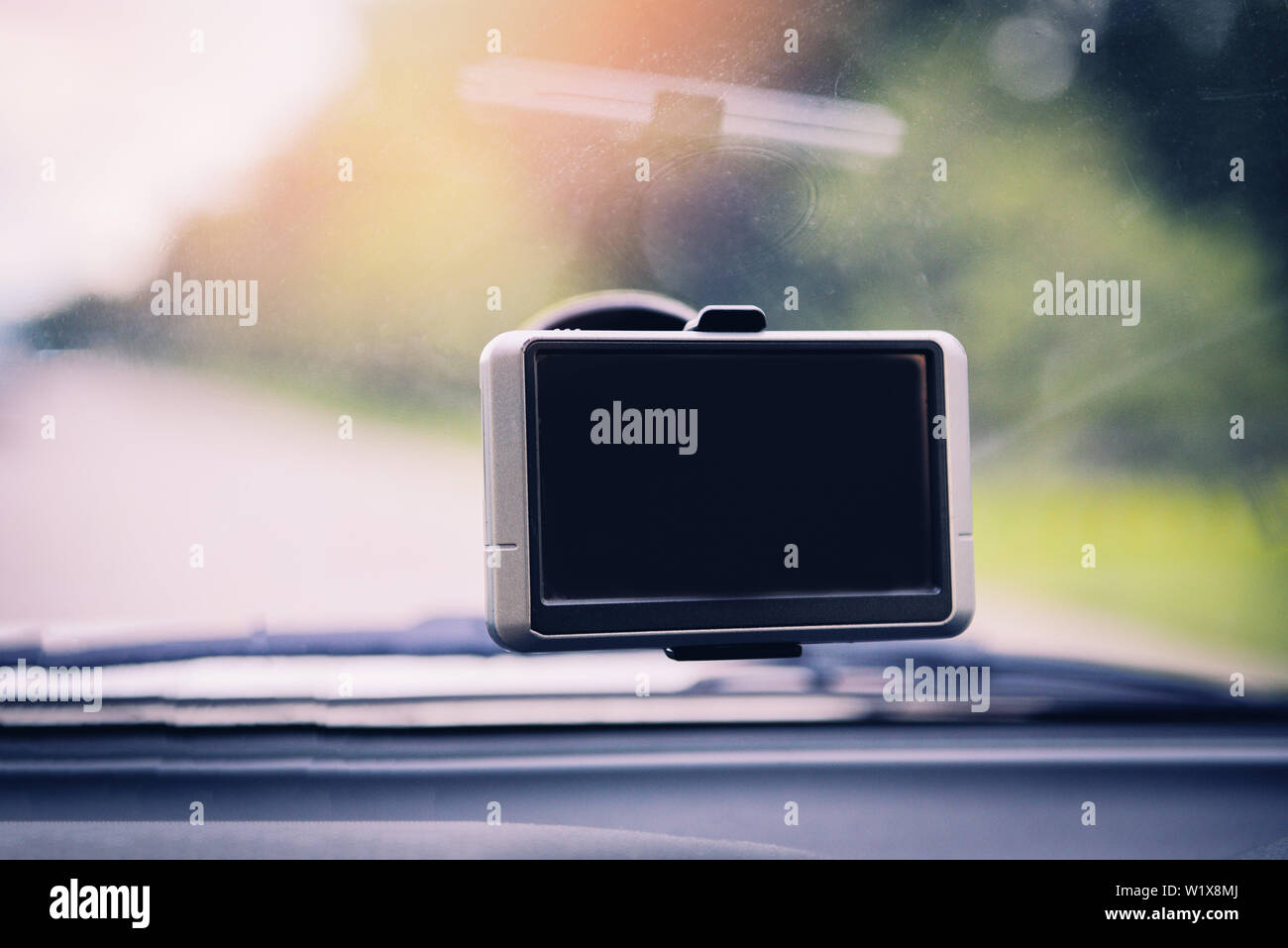 Camera car con registratore auto dispositivo navigatore gps sul vetro anteriore / DVR auto per la sicurezza sulla strada incidente Foto Stock