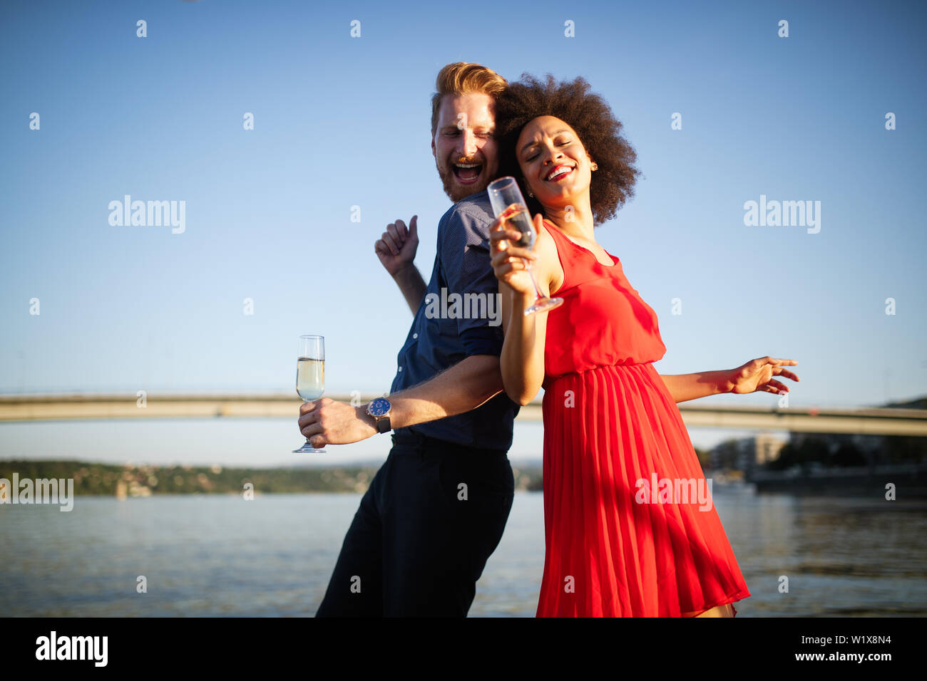 Romantico lieto coppie danzanti e bere a parte Foto Stock