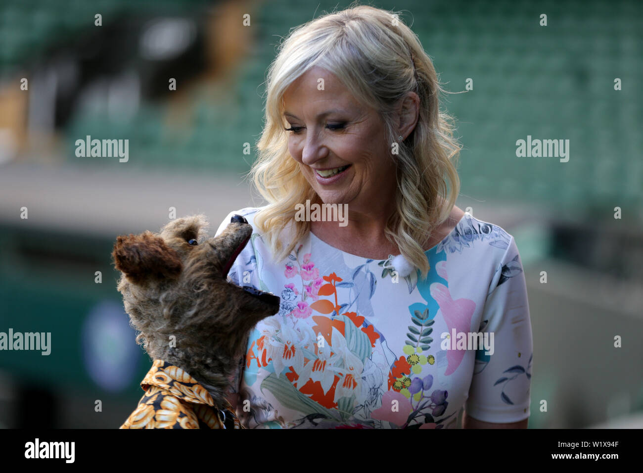 Carol Kirkwood, Hacker il cane, i campionati di Wimbledon 2019, 2019 Credit: Allstar Picture Library/Alamy Live News Foto Stock