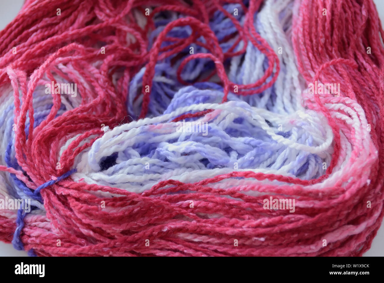 Macro multicolore di filati di lana in matassa. blur close-up Foto Stock
