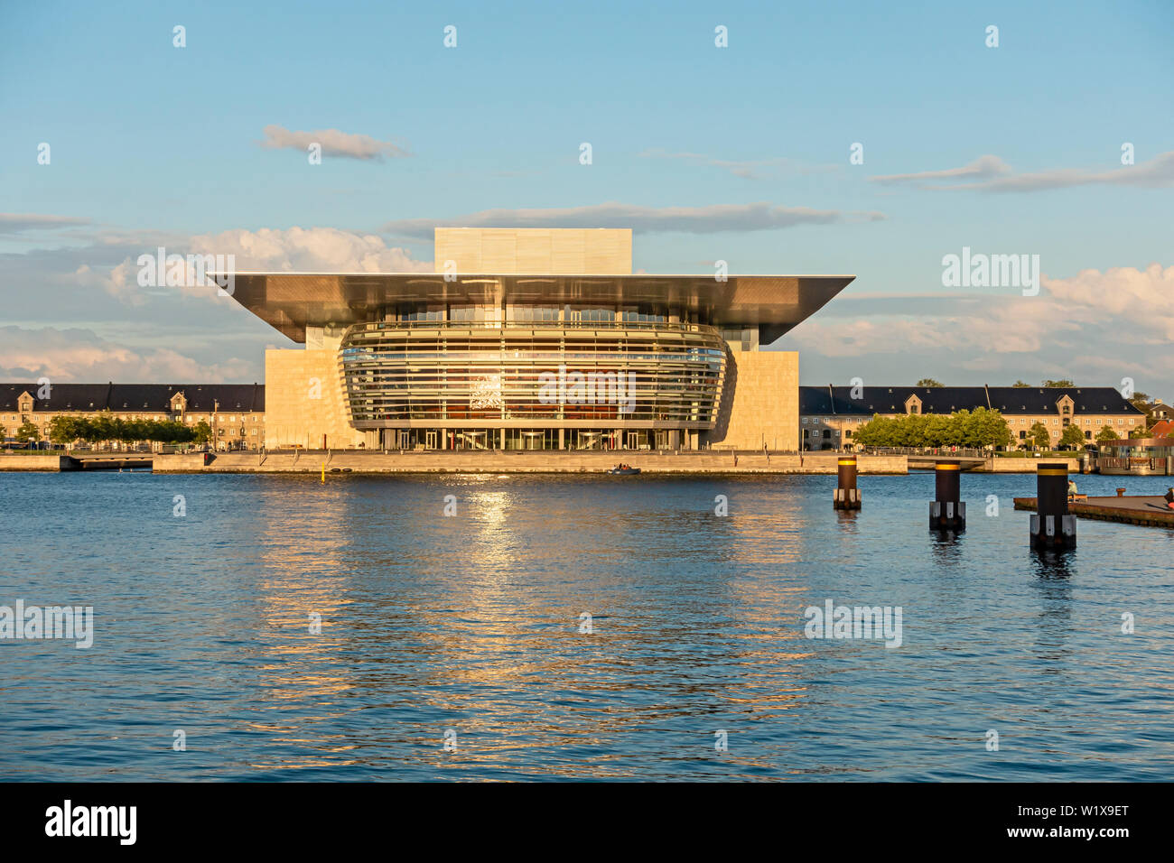 Copenaghen Opera House illuminata nella luce della sera su Christiania porto di Copenhagen Copenhagen DANIMARCA Europa Foto Stock