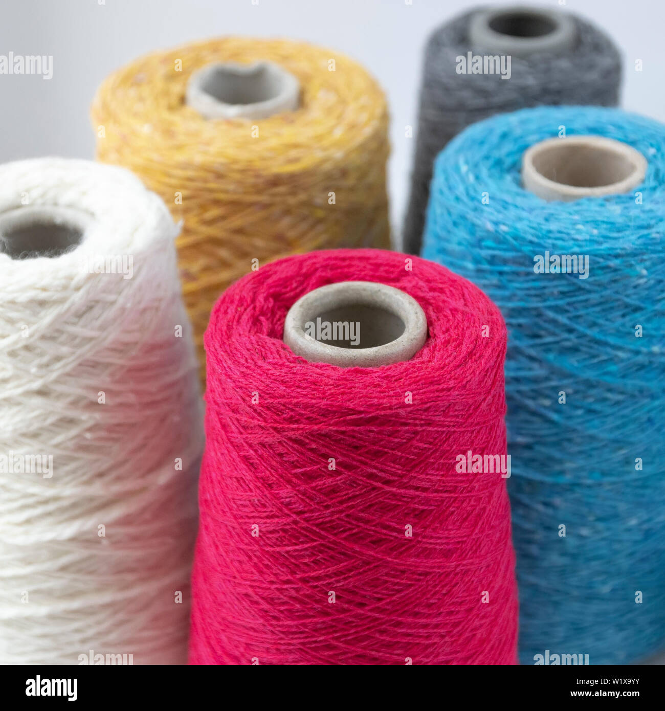 Multi-colore di rocche di filati di lana per mano e macchina per maglieria  Foto stock - Alamy