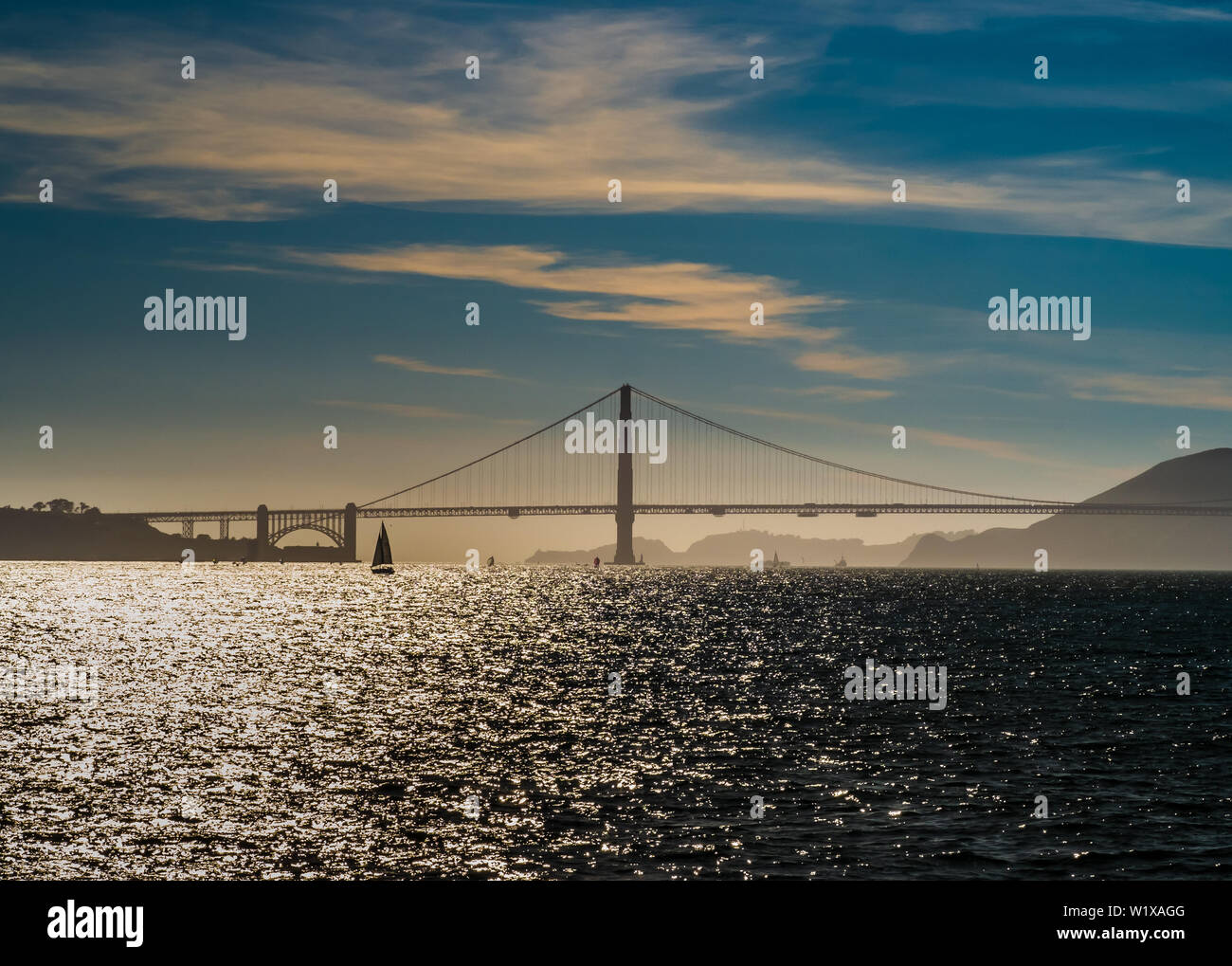 Il Golden Gate bridge silhouette in controluce. San Francisco, California, Stati Uniti d'America. Foto Stock
