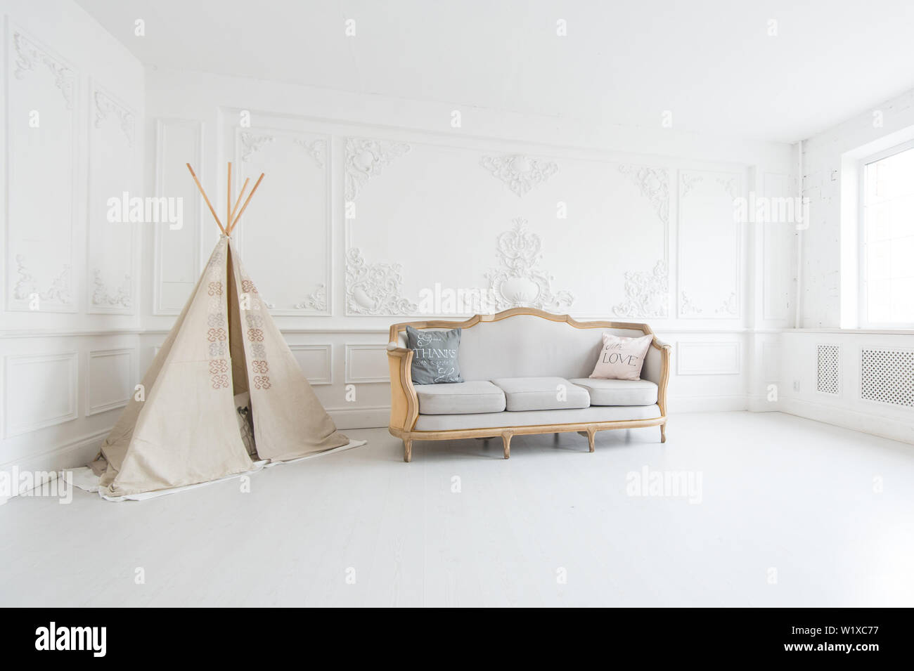 Il lusso moderno bambino interiore della camera da letto con letto matrimoniale e giocare a tenda. Foto Stock