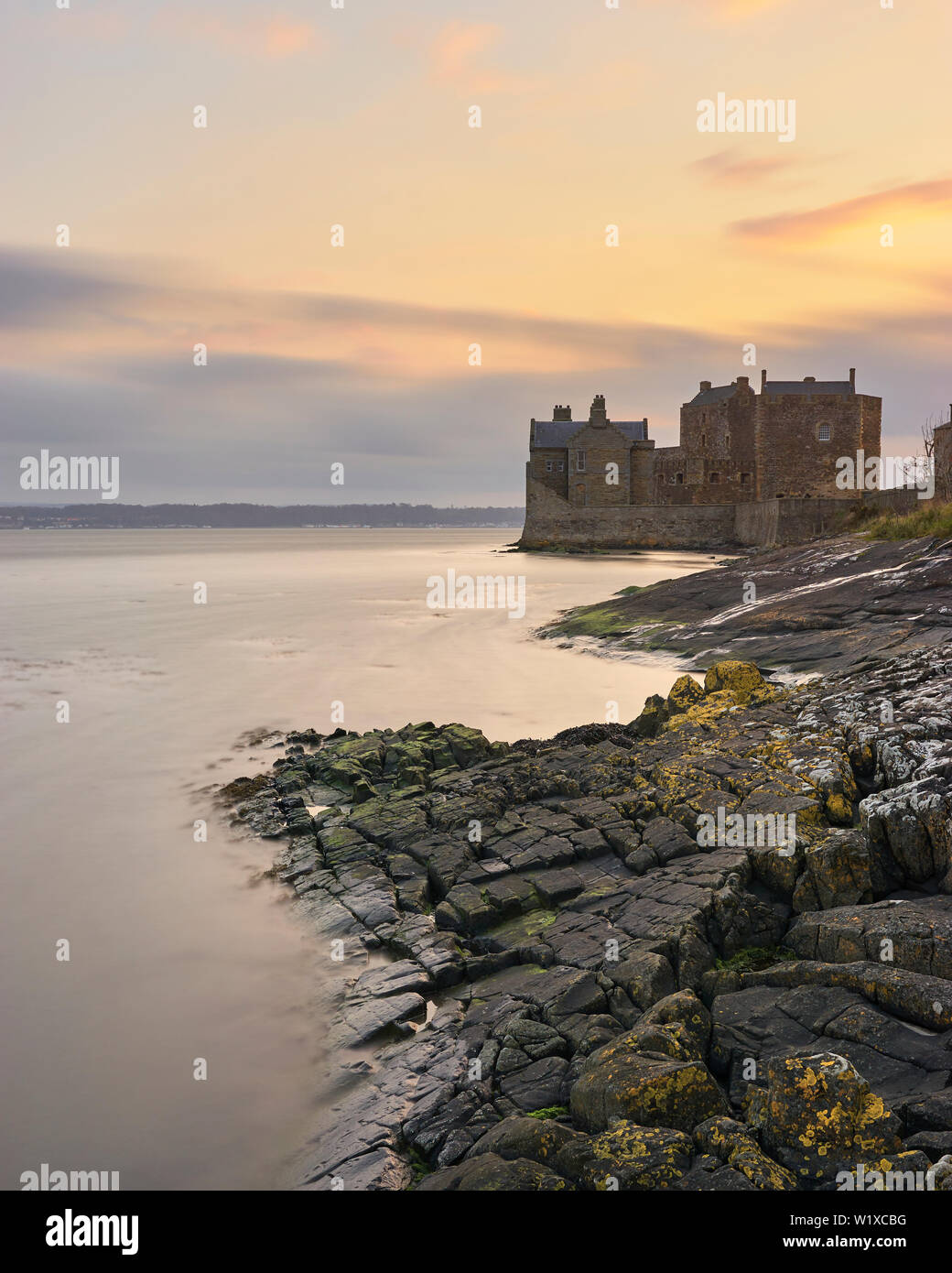 Castello di nerezza, Falkirk, Scozia. Sulla riva del Firth of Forth a sunrise Foto Stock