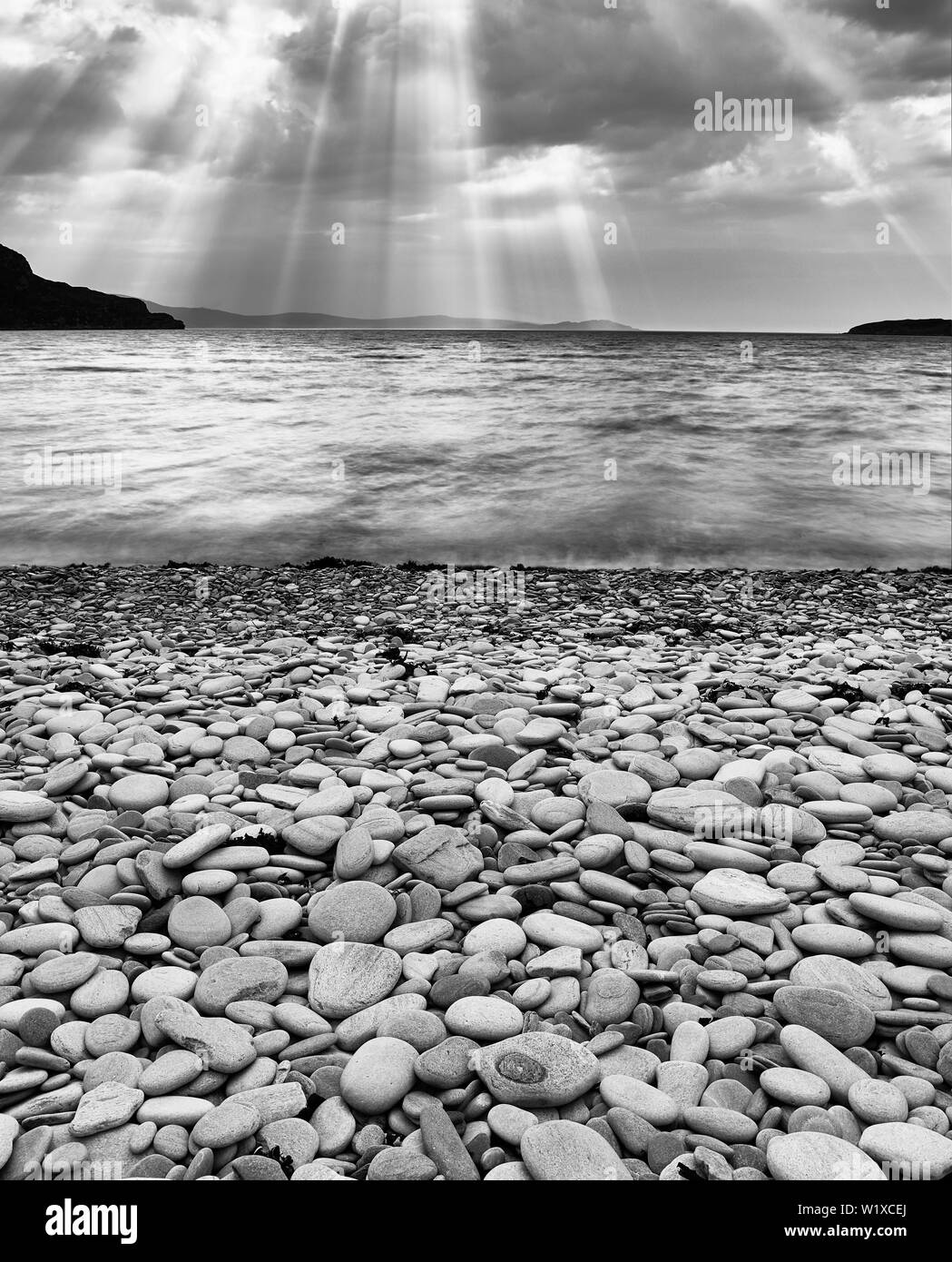 Spiaggia ghiaiosa e Loch Kanaird, Ardmair, vicino a Ullapool, Wester Ross, Highland, Scozia. Foto Stock