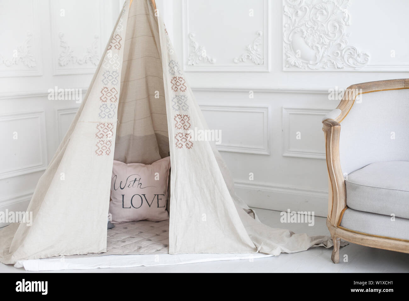 Accoglienti interni luminosi della camera per bambini con un wigwam. Foto Stock