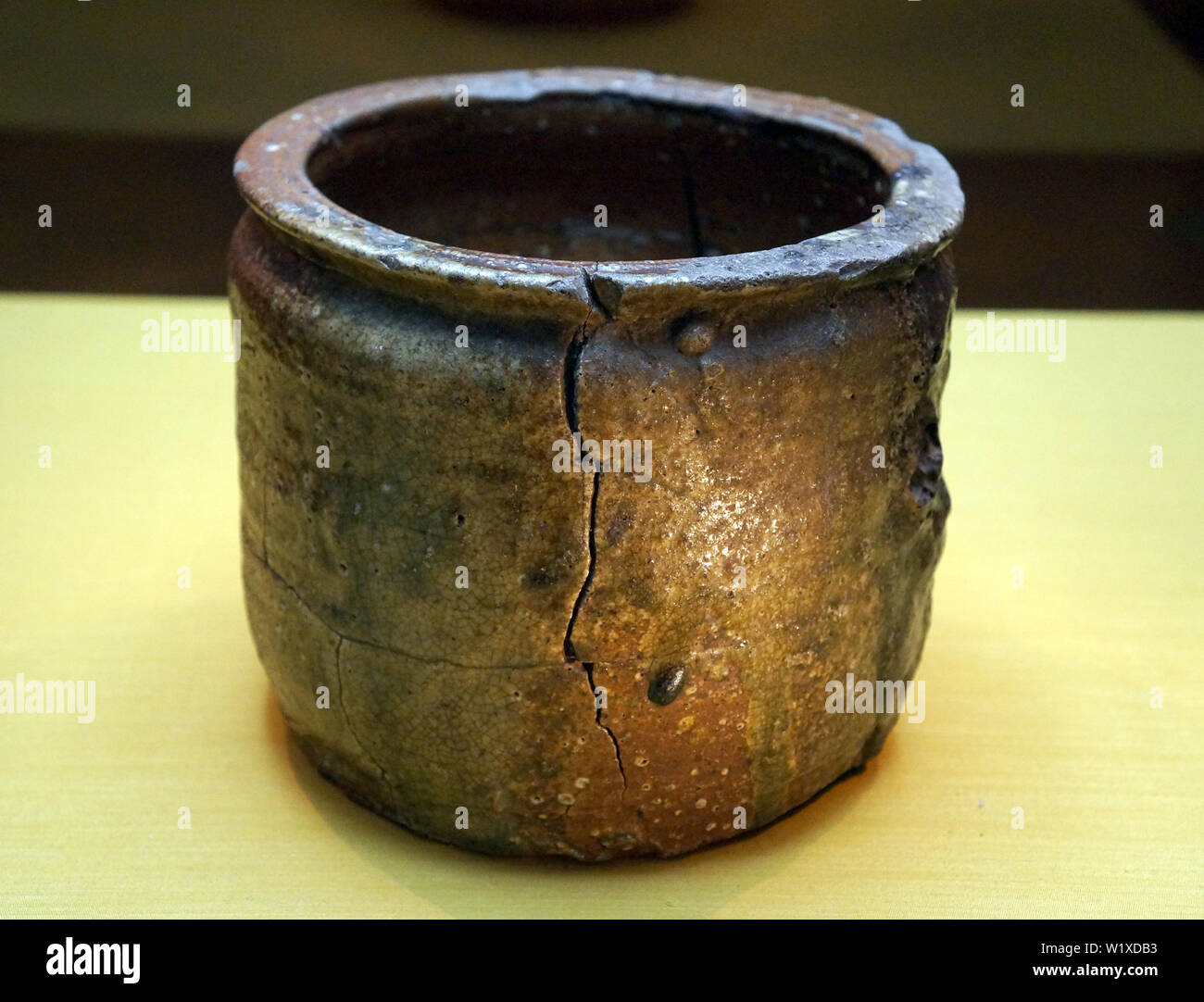 Mizusashi (acqua) jar, noto come Shiba no Iori Shigaraki ware, Hitoeguchi tipo, Azuchi Momoyama periodo, del XVI secolo Foto Stock