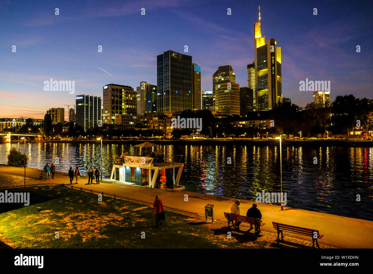 21.10.2018, Frankfurt am Main, Hesse, Germania - Vista di notte dal Museumsufer oltre il Fiume Main a Francoforte per la skyline di Francoforte - Blick b Foto Stock