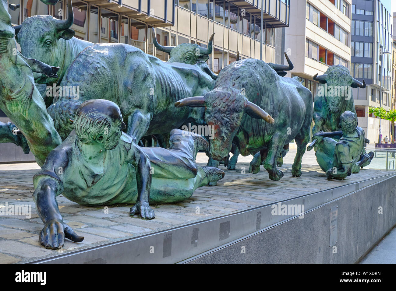 Tori e corridori parte della statua dedicata a San Fermin festival nel centro di Pamplona Foto Stock