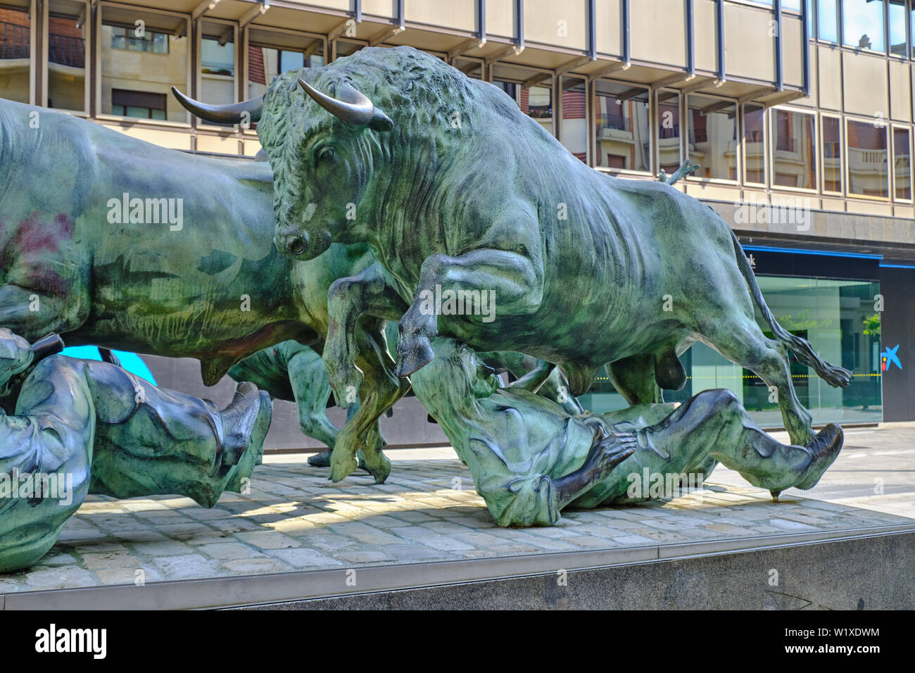 Tori e corridori parte della statua dedicata a San Fermin festival nel centro di Pamplona Foto Stock