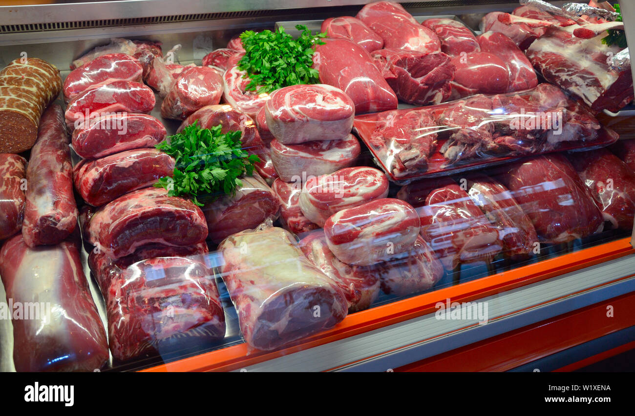 Vetrina con la carne cruda in macelleria Foto stock - Alamy