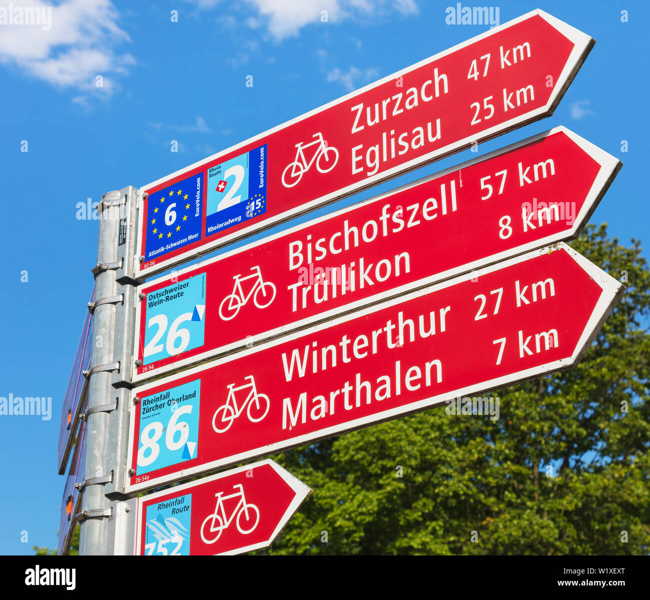 Laufen-Uhwiesen, Svizzera - 7 Giugno 2019: un segno direzionale che mostra le direzioni e le distanze per alcune delle località più vicina. È Laufen-Uhwiesen Foto Stock