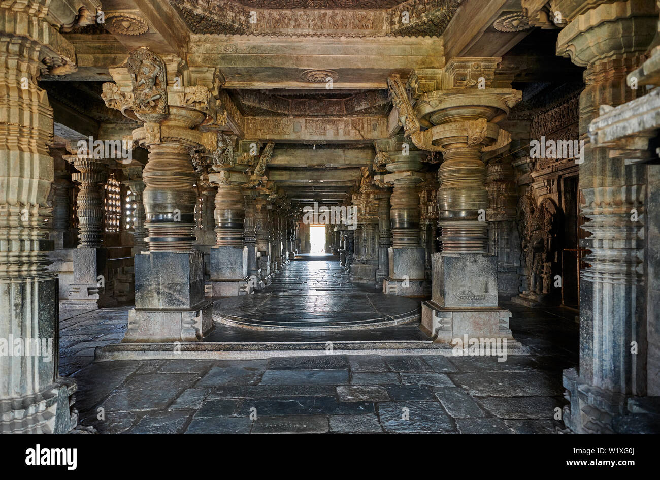 Interior shot di Halebid Hoysaleswara tempio Jain, Dwarasamudra (gateway per i mari), Halebidu, Hassan, Karnataka, India Foto Stock