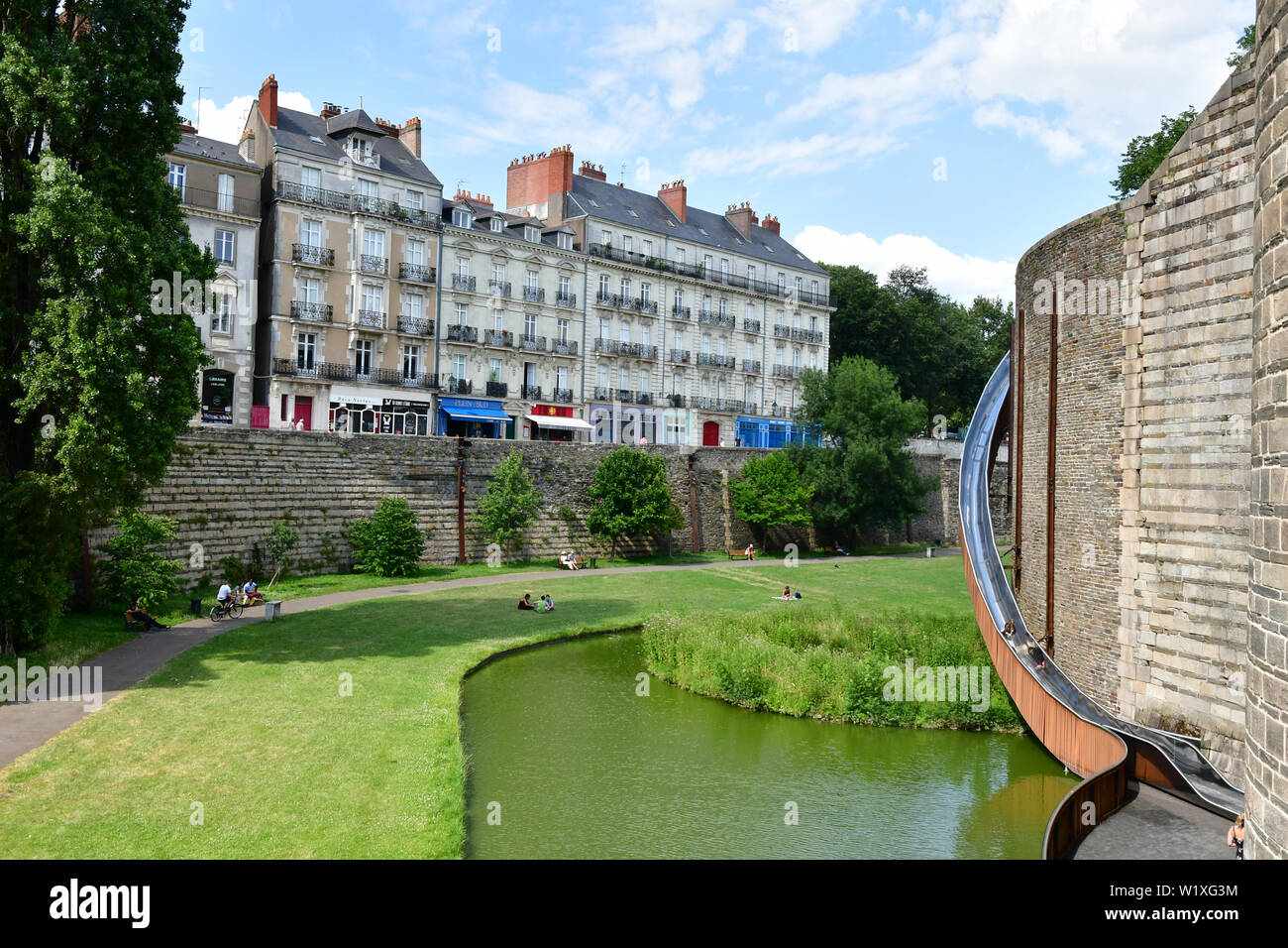 Nantes (nord-ovest della Francia): immobili, proprietà intorno al castello dei duchi di Bretagna. Prati di Castello s fossati e panoramica della sede, Foto Stock