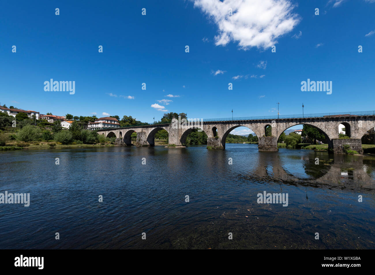 Vista del vecchio ponte sul fiume Lima presso il villaggio di Ponte da Barca nella regione del Minho del Portogallo. Foto Stock