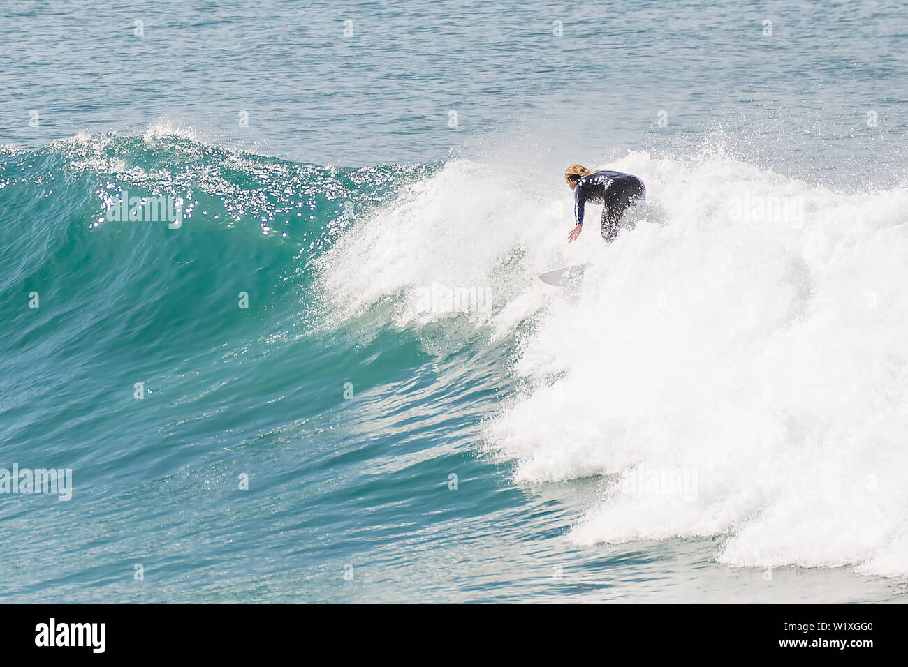 Surfer in azione tra le onde del mare lungo la Great Ocean Road, Australia Foto Stock