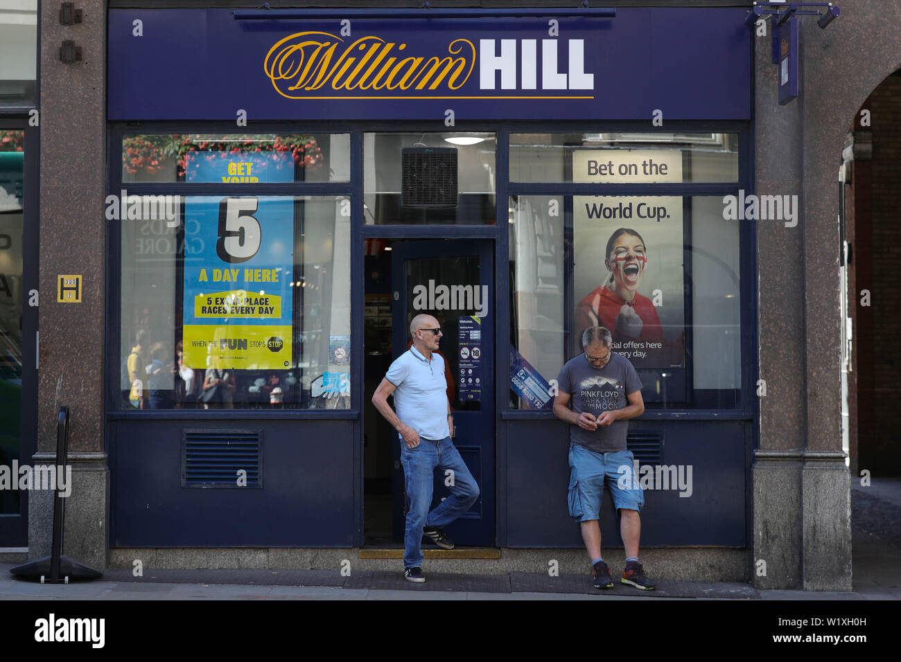 Un ramo di William Hill, Ludgate Hill, nel centro di Londra. Circa 4.500  posti di lavoro sono a rischio presso il bookmaker dopo ha annunciato piani  per ax 700 negozi di scommesse