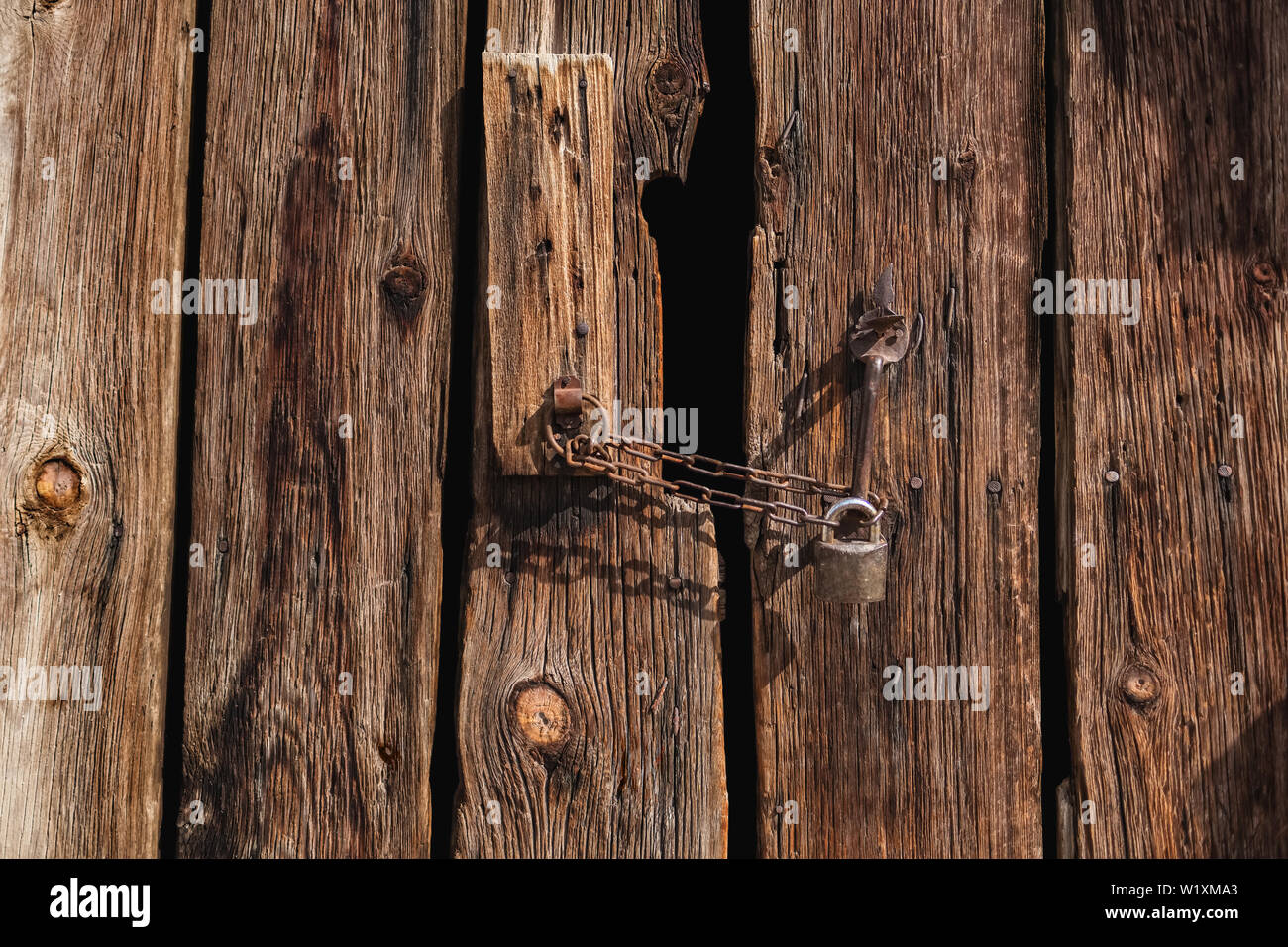 Vecchi cancelli in legno con sfondo nero Foto Stock