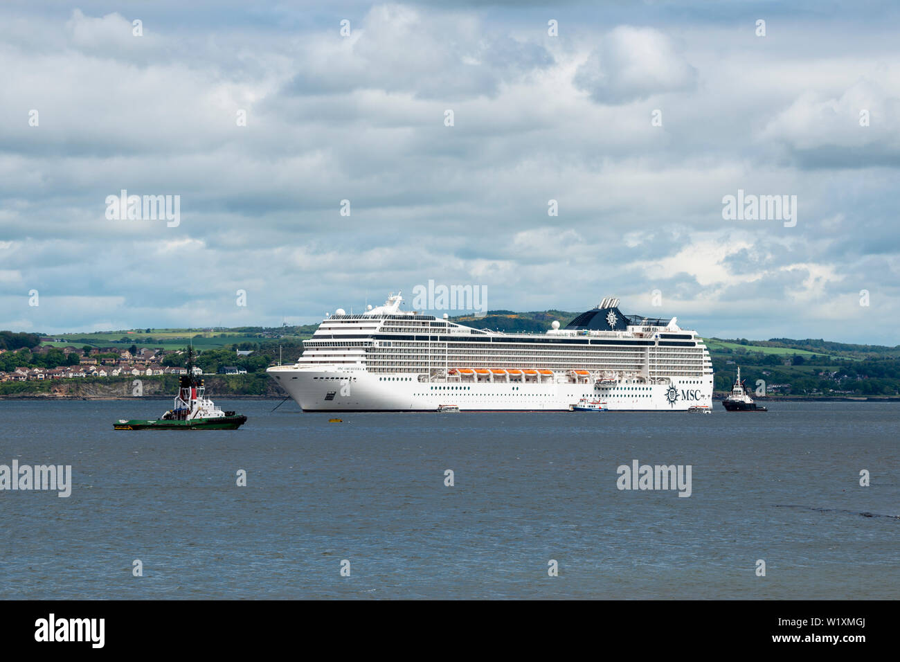 Nave da crociera MSC Orchestra al di ancoraggio nel Firth of Forth a Queensferry, Scotland, Regno Unito Foto Stock