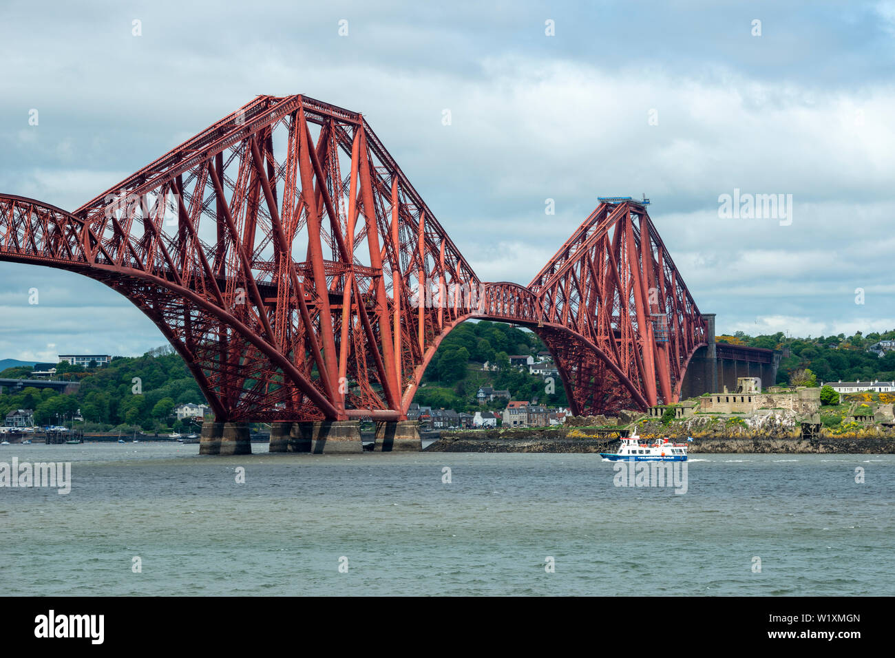 Inchcolm Island Ferry cameriera della via che passa sotto il Ponte di Forth Rail voce per Haws Pier a South Queensferry, Scotland, Regno Unito Foto Stock