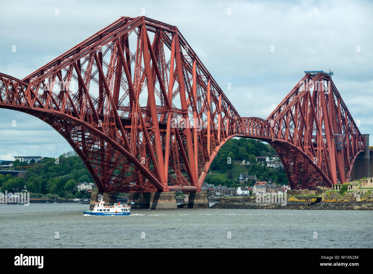 Inchcolm Island Ferry cameriera della via che passa sotto il Ponte di Forth Rail voce per Haws Pier a South Queensferry, Scotland, Regno Unito Foto Stock