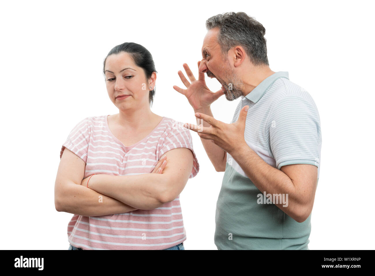 Infastiditi uomo che fa arrabbiare il gesto e grida di donna con espressione indifferente isolati su sfondo bianco Foto Stock