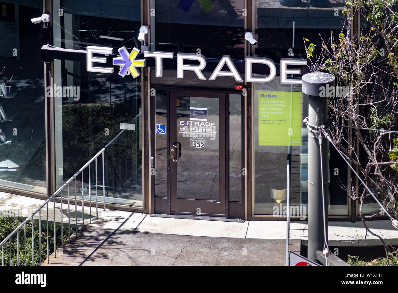 Giugno 30, 2019 San Francisco / CA / STATI UNITI D'AMERICA - E*Trade branch nell'area del centro; E-Trade Financial Corporation (stilizzata come E*TRADE) offre una centralina elettronica Foto Stock