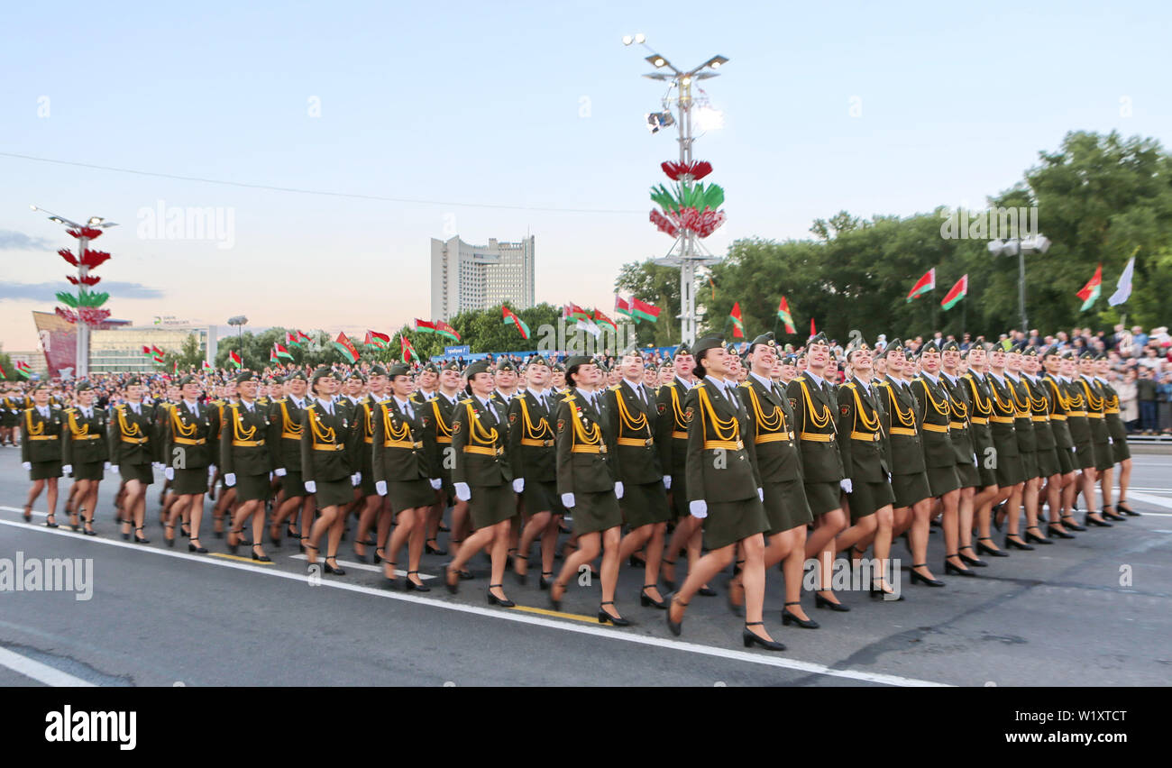 (190704) -- Minsk, 4 luglio 2019 (Xinhua) -- Servicewomen marzo durante la Bielorussia il Giorno di Indipendenza parata militare a Minsk, Bielorussia, Luglio 3, 2019. La Bielorussia il Giorno di Indipendenza parata militare si è svolta a Minsk mercoledì. Nel dicembre 1996, il Presidente bielorusso Alexander Lukashenko ha firmato un decreto per stabilire uno stato in vacanza - Bielorussia il Giorno di Indipendenza. Esso è contrassegnato il giorno a Minsk è stata liberata dagli invasori nazisti - Luglio 3, 1944. (Xinhua/Wei Zhongjie) Foto Stock