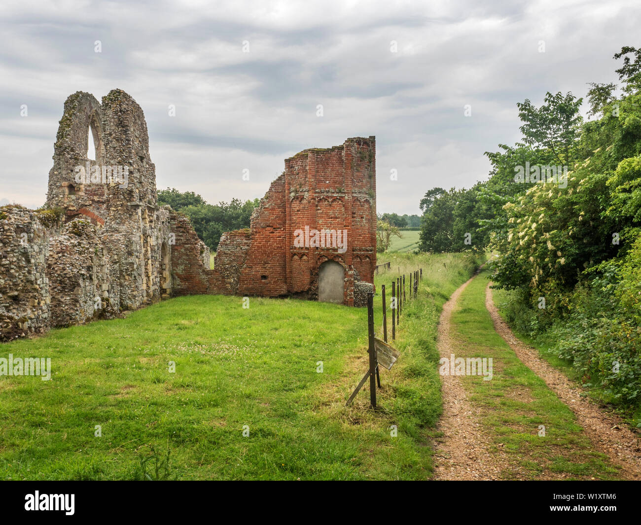 Il sentiero di fianco i resti della Abbazia a Leiston vicino a Leiston Suffolk in Inghilterra Foto Stock