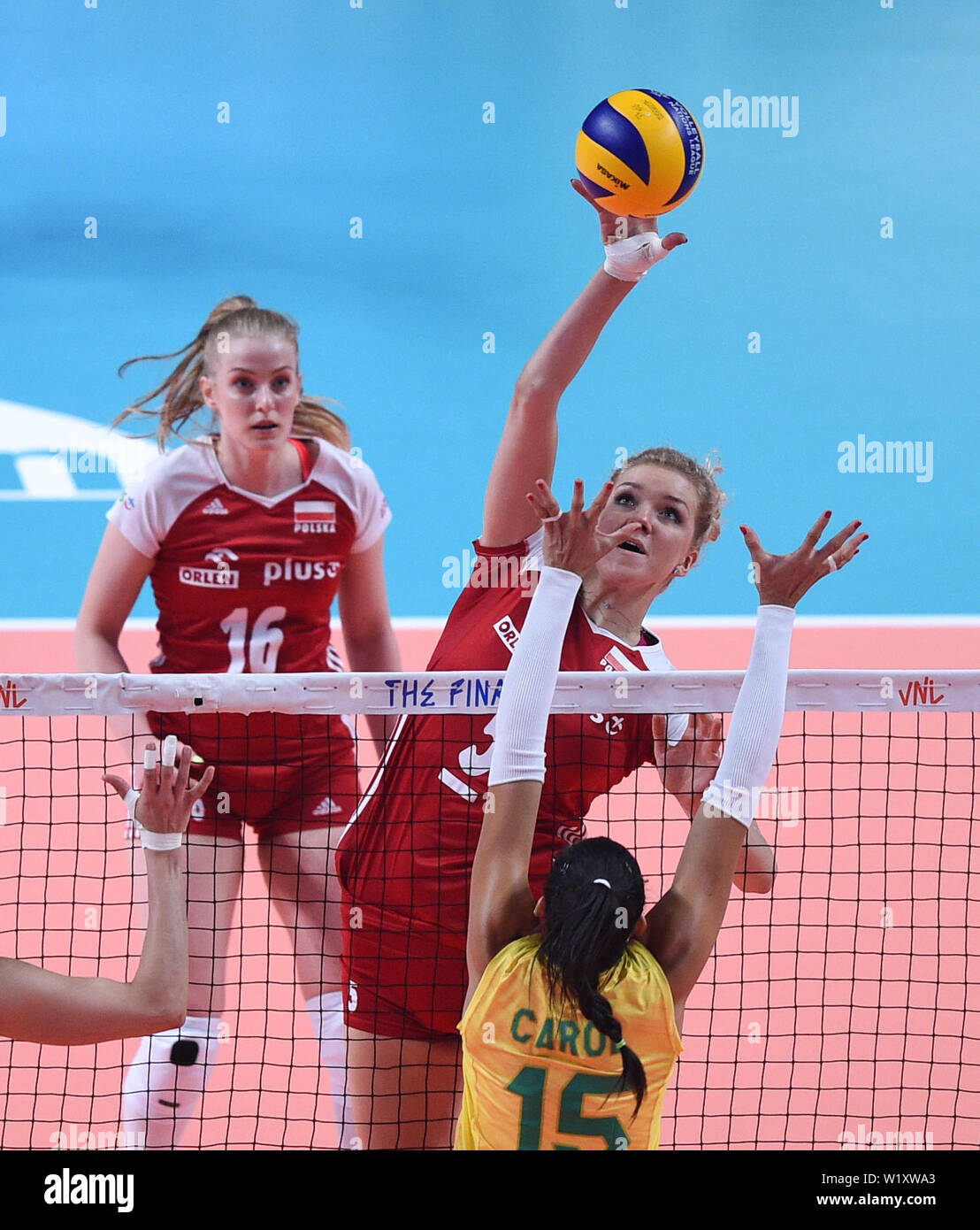 (190704) -- NANJING, 4 luglio 2019 (Xinhua) -- Agnieszka Kakolewska (Top) dei picchi di Polonia durante il confronto tra la Polonia e il Brasile in 2019 FIVB Pallavolo nazioni finaliste della Lega delle donne in Nanjing East cinese della provincia di Jiangsu, 4 luglio 2019. (Xinhua/Yang Lei) Foto Stock