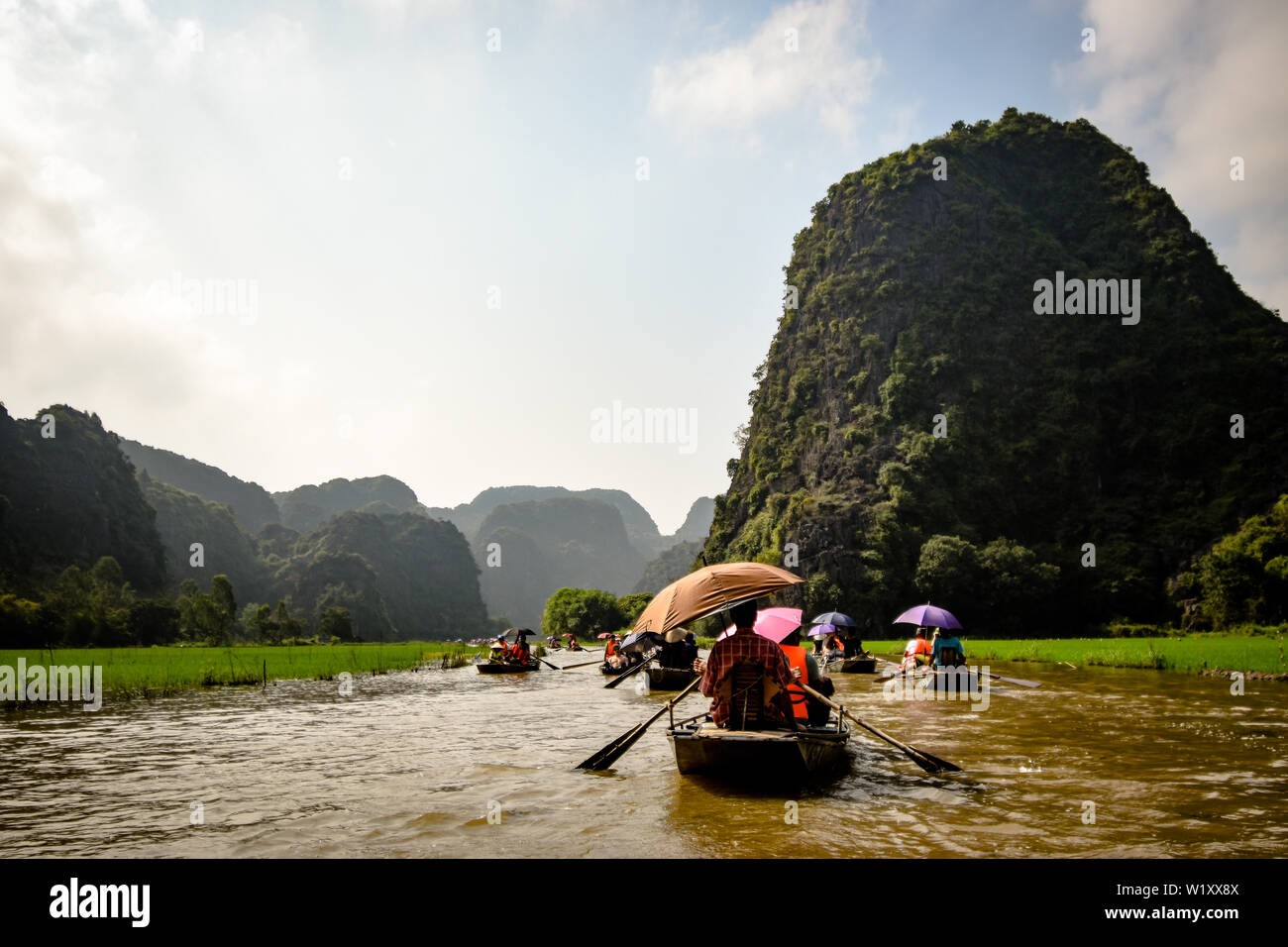 Barche a remi con umbrealla trasporto persone in Vietnam Foto Stock