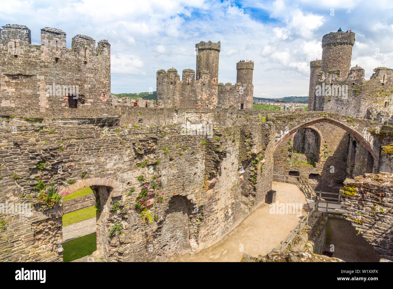 Le rovine del XIII secolo la sala grande e la cappella a Conwy Castle sono ora un sito del Patrimonio Mondiale e popolare attrazione turistica, Conwy Wales, Regno Unito Foto Stock