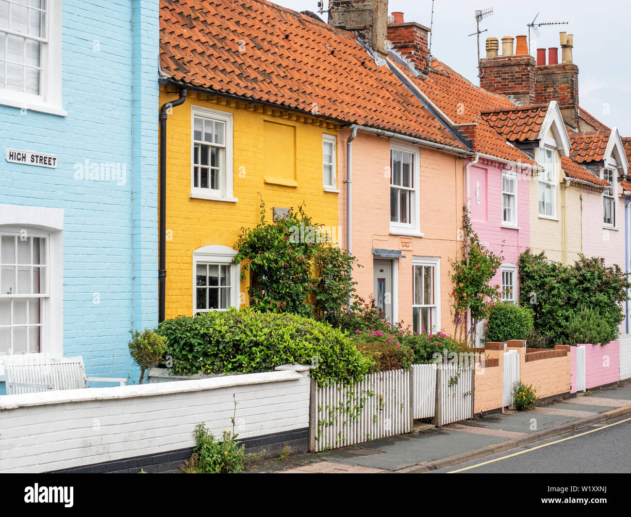 Gli edifici colorati lungo la High Street a Aldeburgh Suffolk in Inghilterra Foto Stock