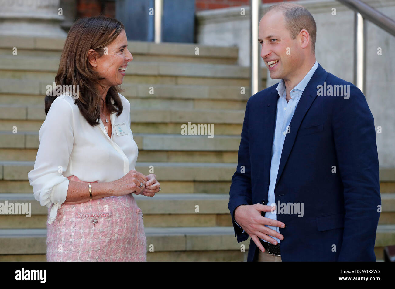 Il Duca di Cambridge, nel suo ruolo di presidente della Royal Marsden NHS Foundation Trust, parla al Chief Executive calmente Palmer dopo una visita al Royal Marsden a Chelsea, Londra. Foto Stock