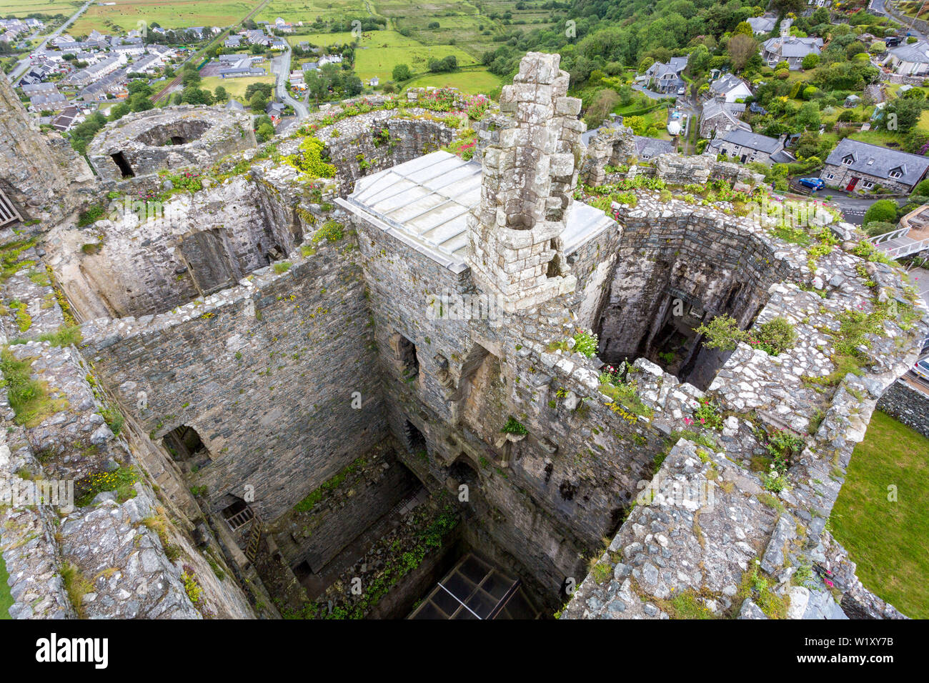 Guardando verso il basso nelle varie camere del rivellino del castello di Harlech, Gwynedd, Wales, Regno Unito Foto Stock