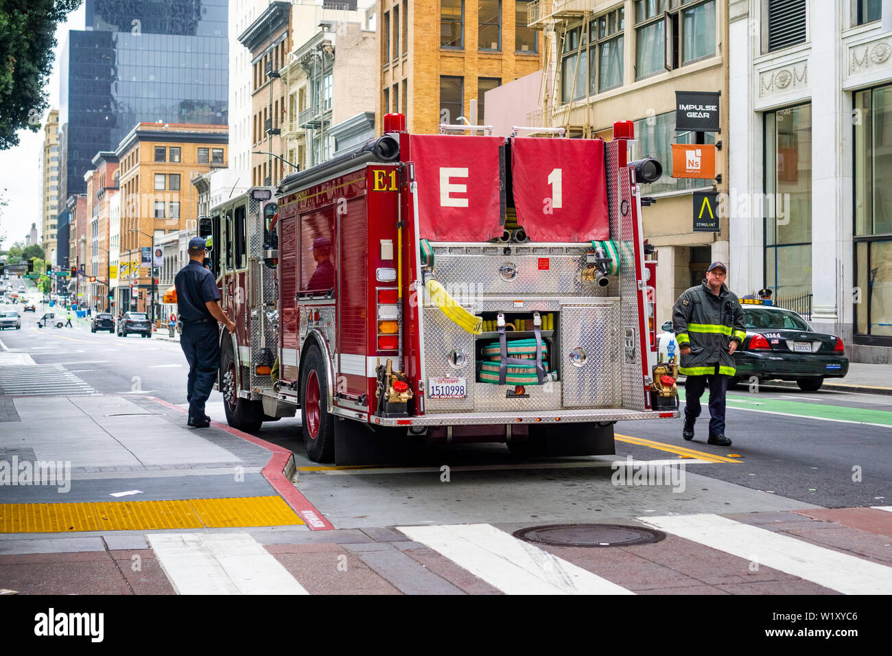 Giugno 30, 2019 San Francisco / CA / STATI UNITI D'AMERICA - pompiere motore parcheggiata vicino ad una strada di mercato durante la SF Pride Parade in downtown San Francisco Foto Stock