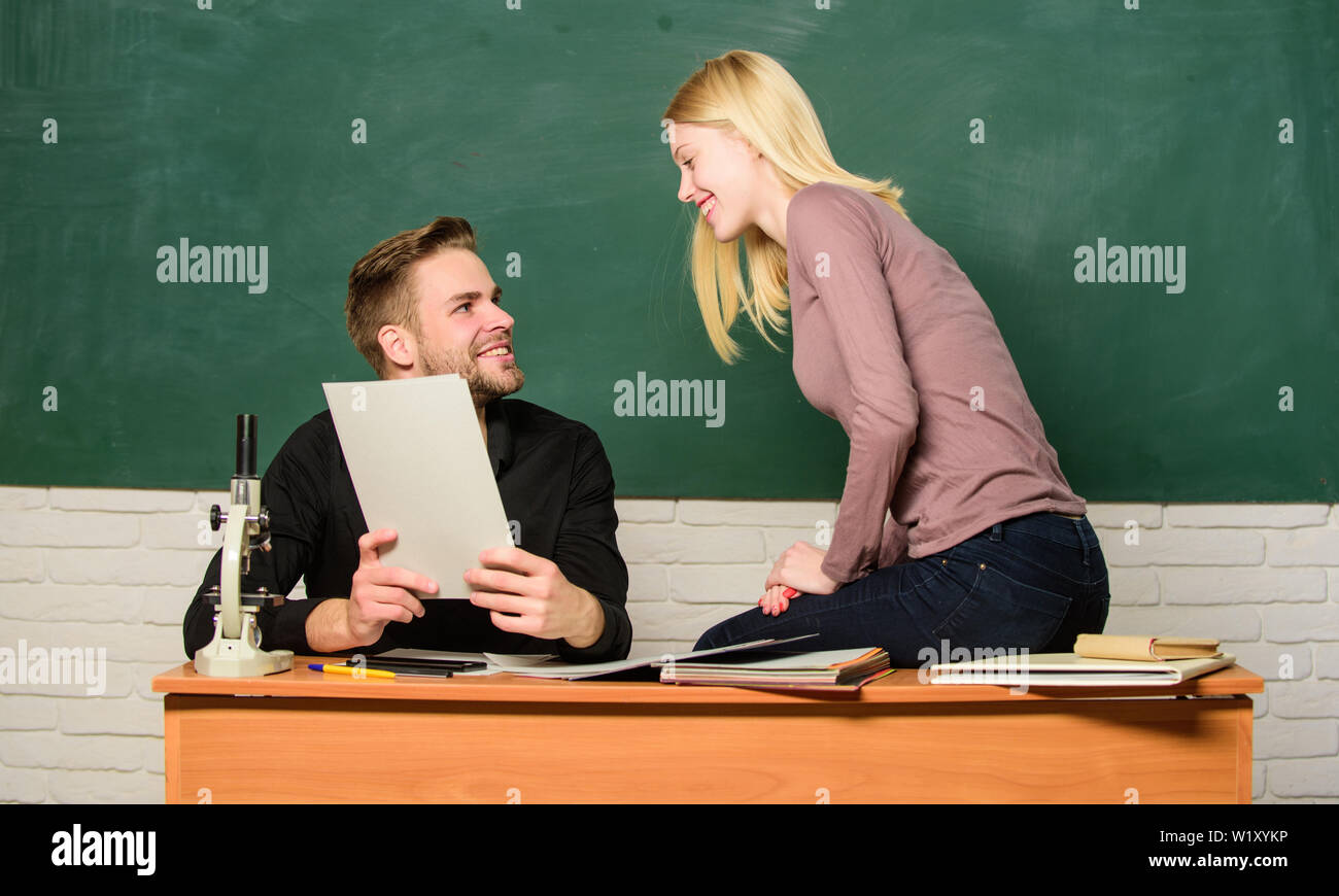 Ertificato risulta superato con successo università esame di ammissione. Gli studenti in aula lavagna sfondo. Il concetto di istruzione. Collegio ingresso esame. Preparazione esame finale. Gli studenti studiano prima dell'esame. Foto Stock