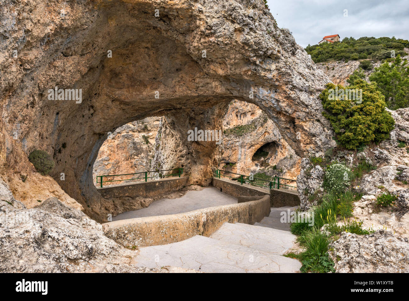Ventano del Diablo (Devil's finestra), punto di vista a archi naturali su Jucar Gorge, Serrania de Cuenca, vicino a Cuenca, Castilla la Mancha, in Spagna Foto Stock